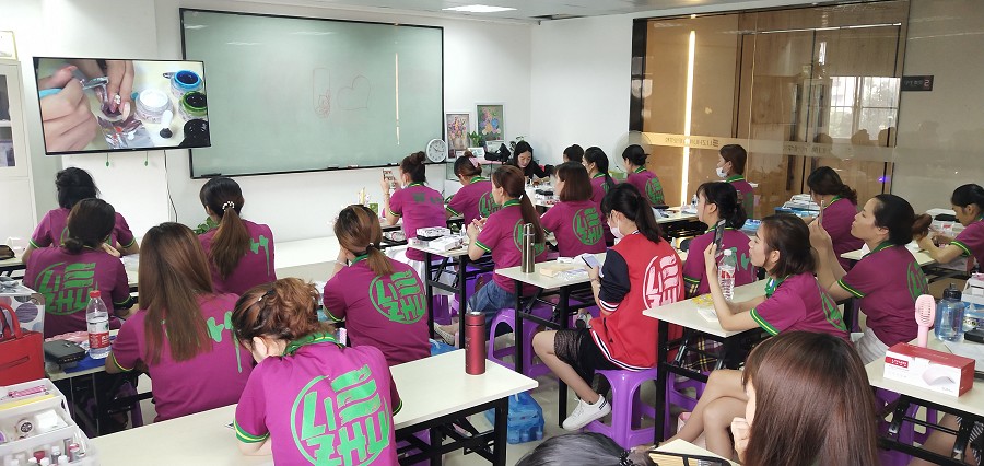 學美甲好嗎？工資高不高？