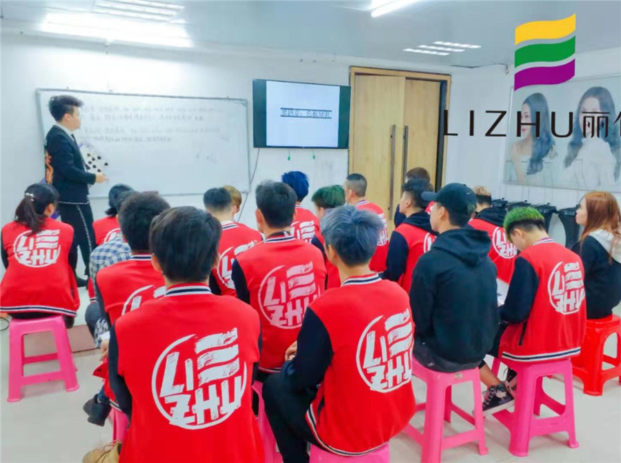 南寧麗竹美發(fā)課堂：當(dāng)你們享受的時(shí)候，別人在奔跑