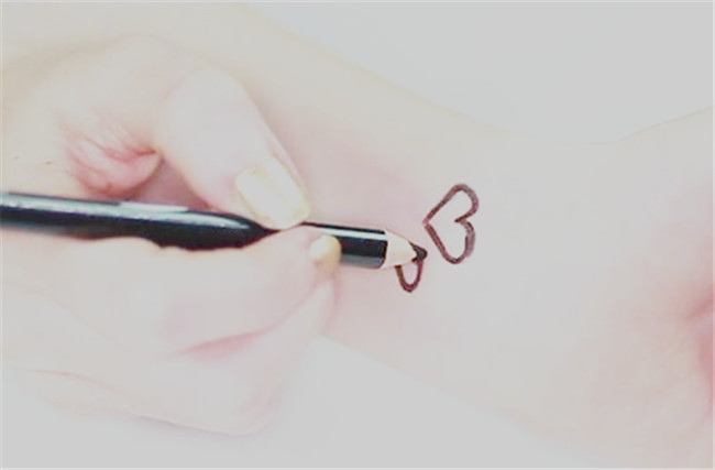南寧紋繡學校：用眼線筆畫紋身的教程