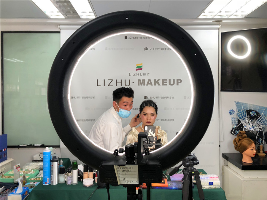 麗竹化妝課程抖音直播教學(xué)，大獲歡迎