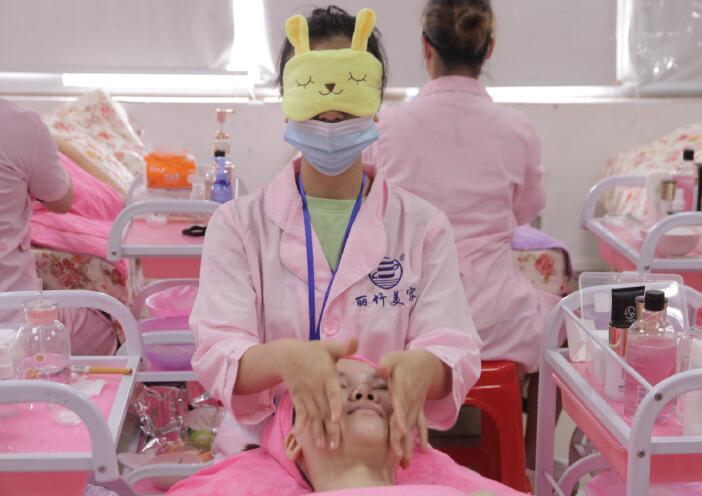 南寧美容學校：這是不是你想象中的美容師？