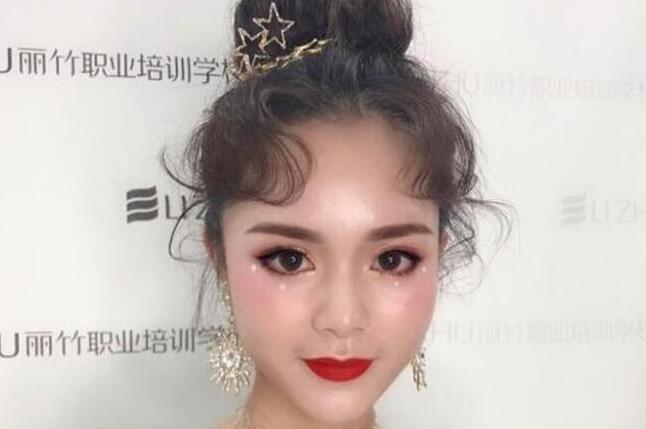 南寧化妝學校：一眼就驚艷的時尚晚宴妝