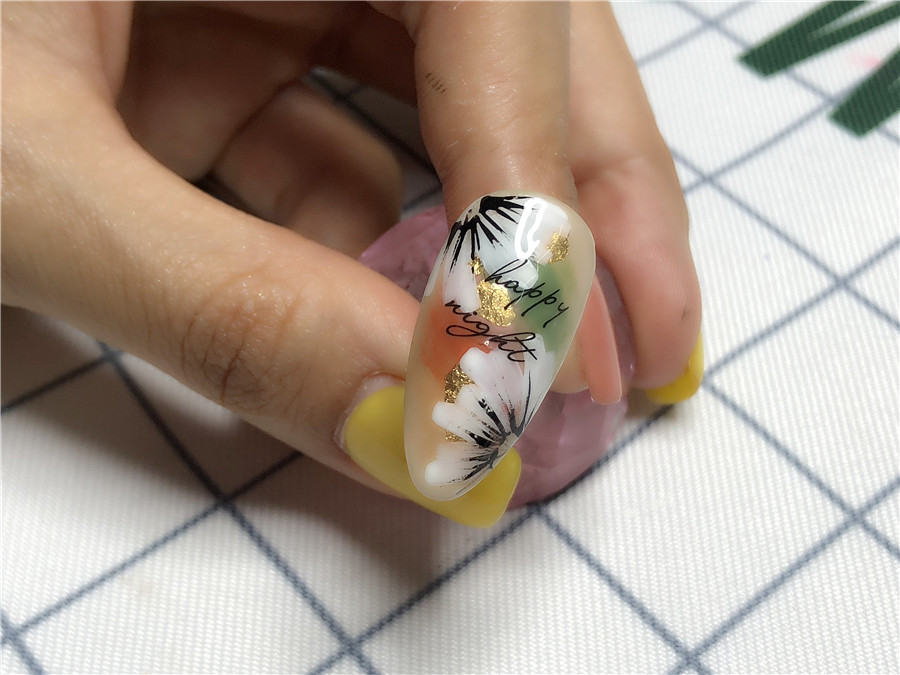 南寧美甲學校：指間開花，花開半夏