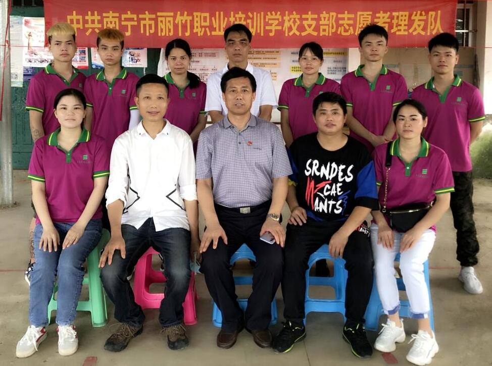 中共麗竹學(xué)校支部志愿者到壇洛進(jìn)行義剪活動