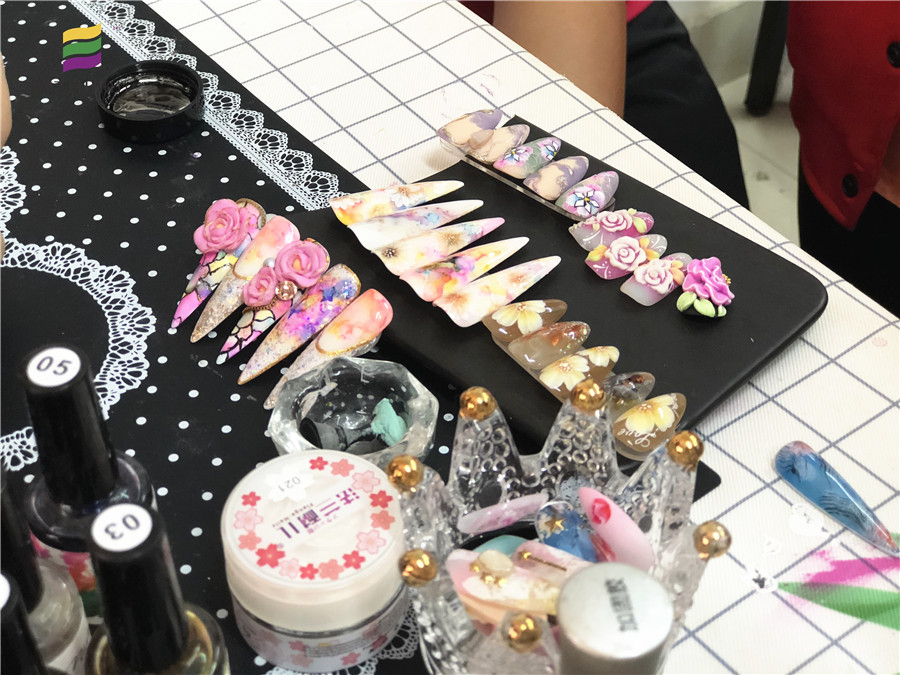 南寧美甲課堂：萬(wàn)種風(fēng)情在“指”上