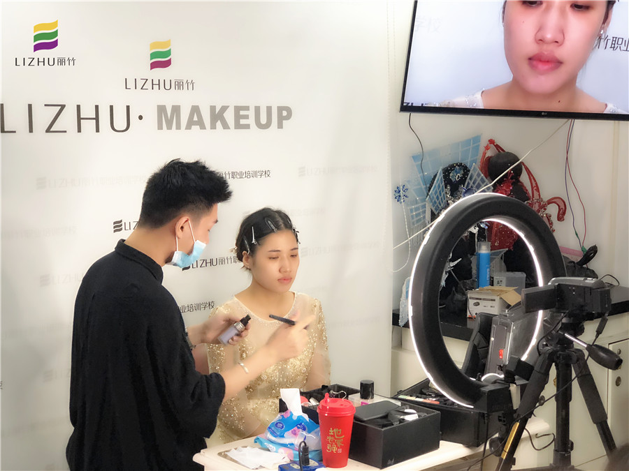 廣西彩妝學(xué)校：快看！畫真人了！