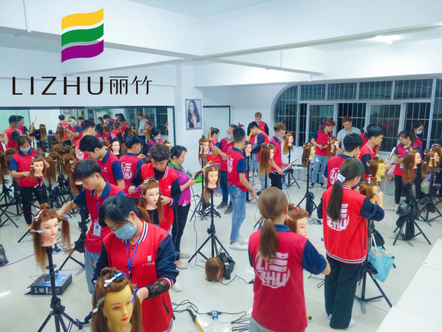 廣西美發(fā)學(xué)校：時尚電棒造型班開班