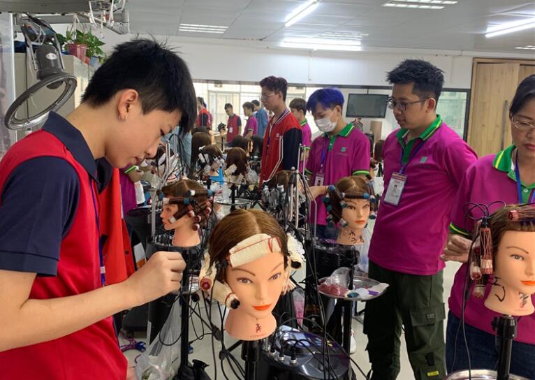 美發(fā)學(xué)校花絮：終于可以上手熱燙