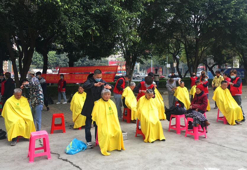 天寒地凍，麗竹義務理發(fā)暖人心