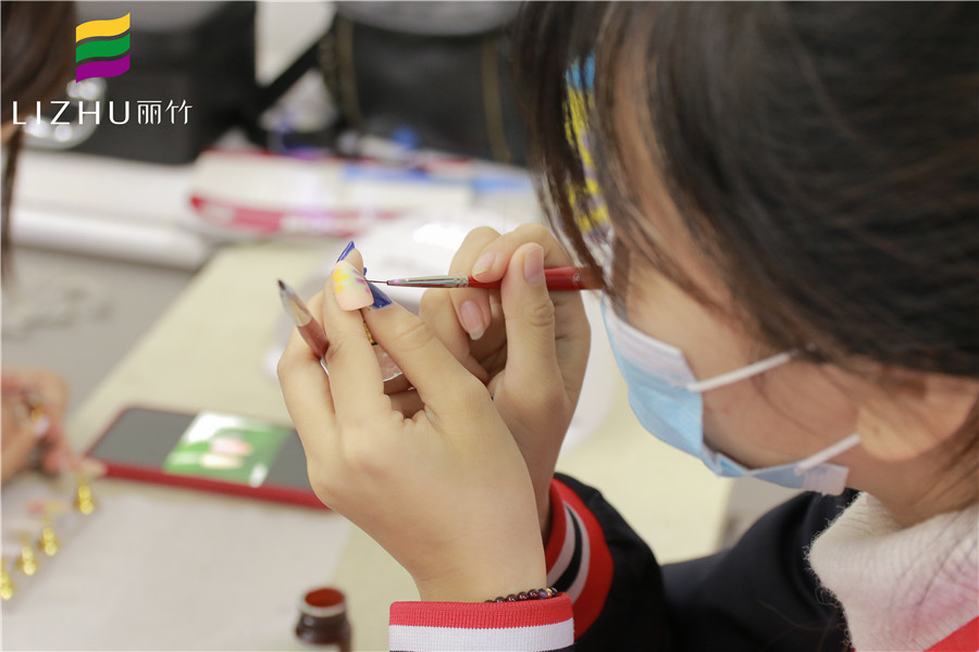 給你新年禮物，我們的專業(yè)美甲