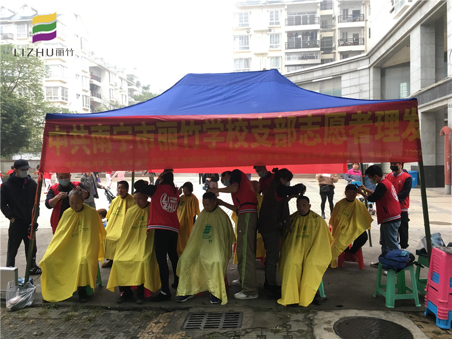 南寧美發(fā)學(xué)校”學(xué)雷鋒”活動為社區(qū)免費(fèi)理發(fā)