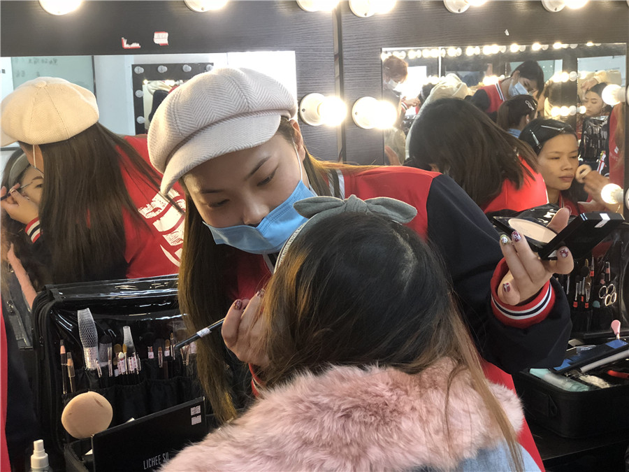 如何成為化妝師？南寧專業(yè)彩妝化妝學(xué)校告訴你