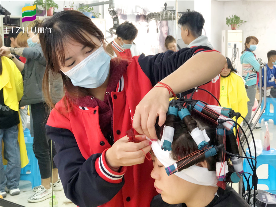 廣西南寧正規(guī)美發(fā)培訓(xùn)：初學(xué)者燙染實(shí)操練習(xí)