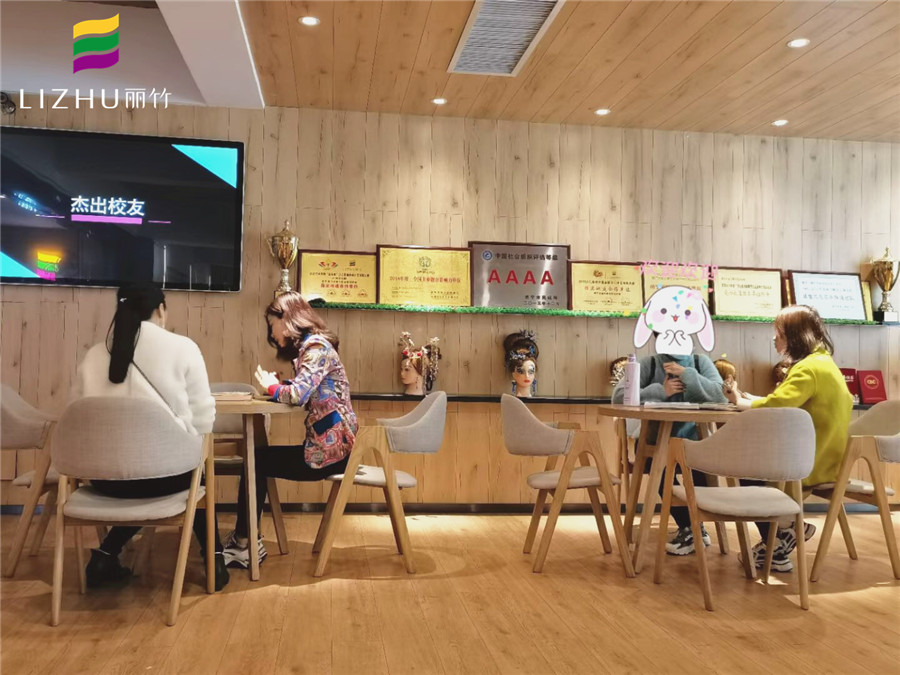  與其當(dāng)閑魚，不如學(xué)技能！南寧美容美發(fā)培訓(xùn)學(xué)校歡迎你