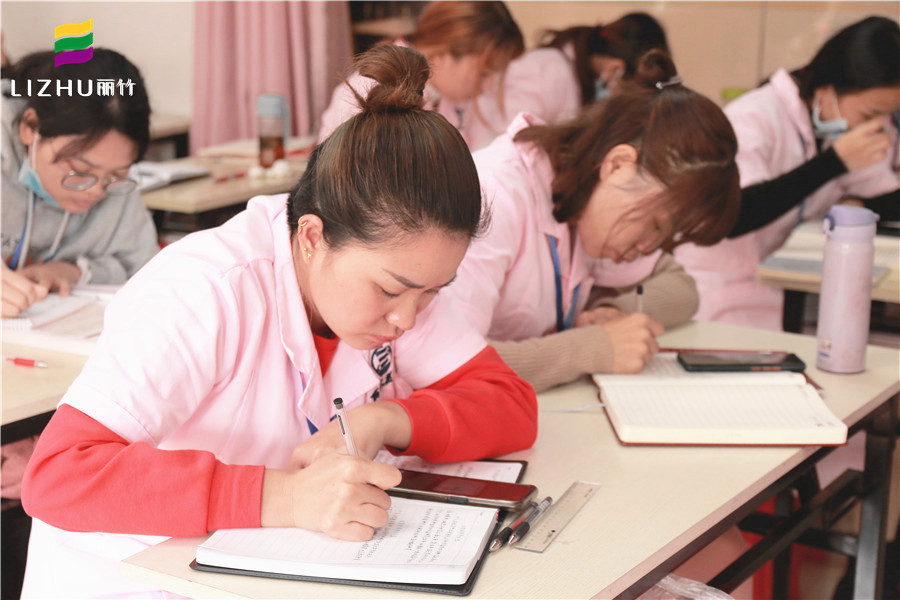 美容師學(xué)理論知識(shí)的重要性，讓南寧美容培訓(xùn)班告訴你