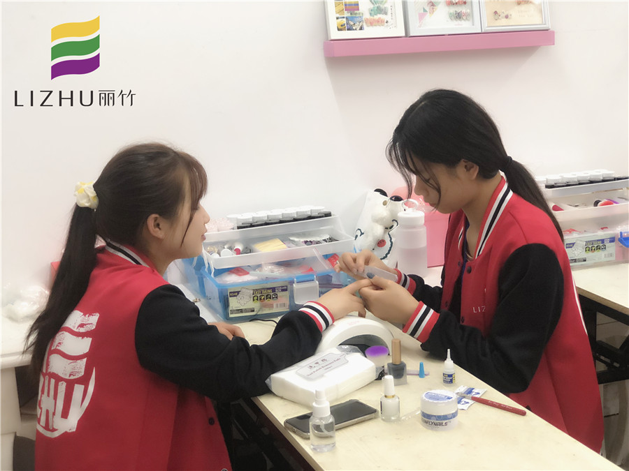 看了這份甲教程，會(huì)知道南寧美甲學(xué)校哪家好