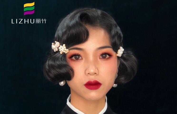 民國(guó)旗袍妝容，顯示南寧專業(yè)化妝學(xué)校實(shí)力