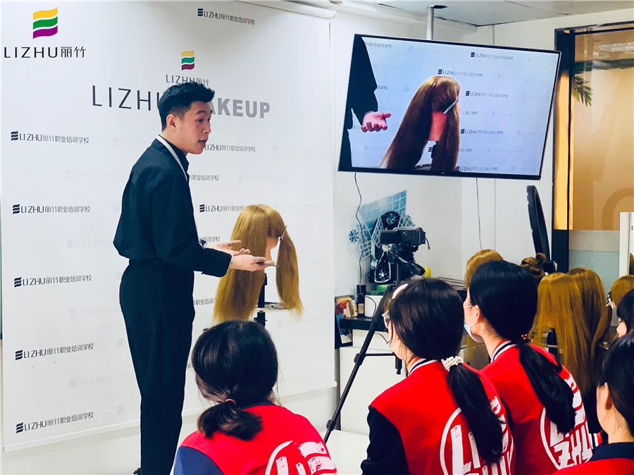 南寧化妝培訓課程必學內(nèi)容：盤發(fā)編發(fā)