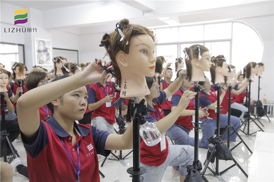 美發(fā)師必會剪發(fā)姿勢，南寧專業(yè)美發(fā)學校來教你