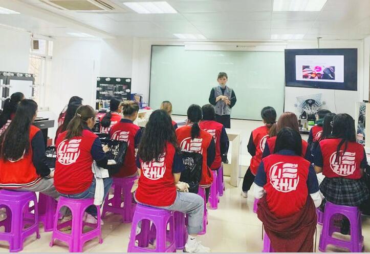 南寧彩妝學校哪家比較好？來看看我們的基礎(chǔ)課堂吧