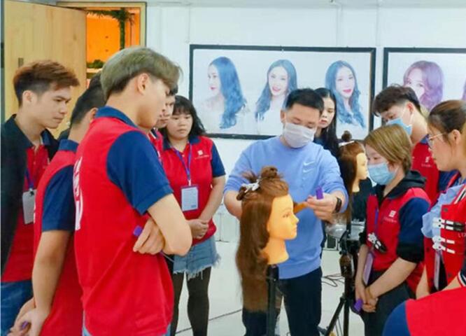 廣西美發(fā)學(xué)校時(shí)尚電棒造型班開課，學(xué)員爆滿