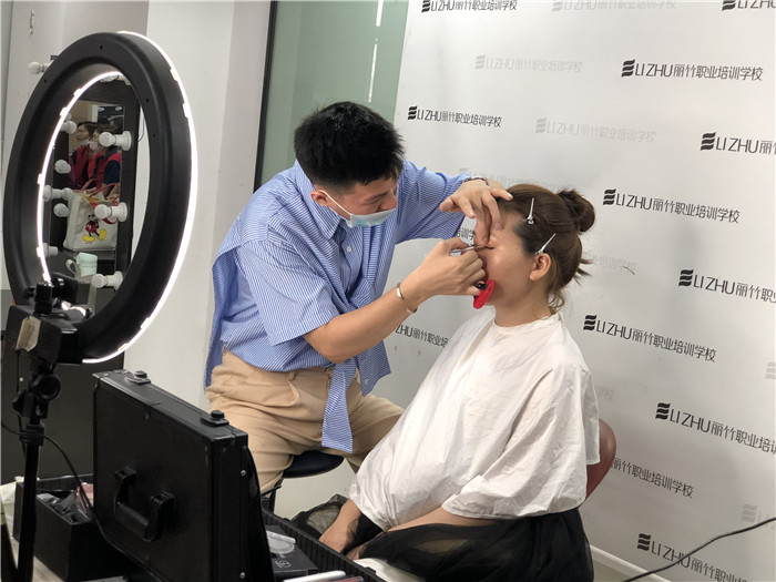 韓式名媛妝容怎么畫？南寧專業(yè)彩妝培訓(xùn)教你