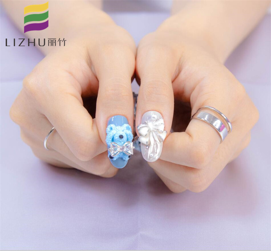 可愛卡通雕花美甲，精湛技法展示廣西美甲學(xué)校哪家技術(shù)好