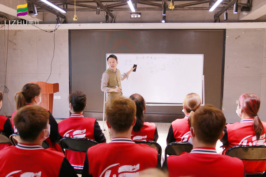 乾健·形象設計沙龍招人啦！廣西美發(fā)學校為你解決就業(yè)之憂