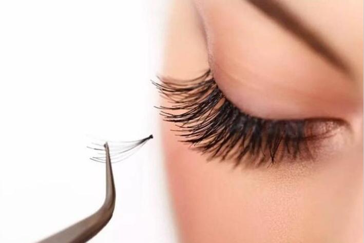 嫁接睫毛紅腫怎么辦？南寧美睫學(xué)校來幫你