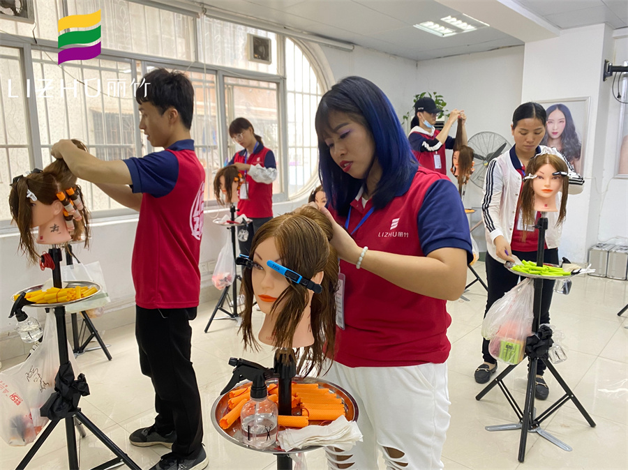 南寧學(xué)美發(fā)哪里的學(xué)費(fèi)便宜？南寧美發(fā)學(xué)校哪里比較專業(yè)？