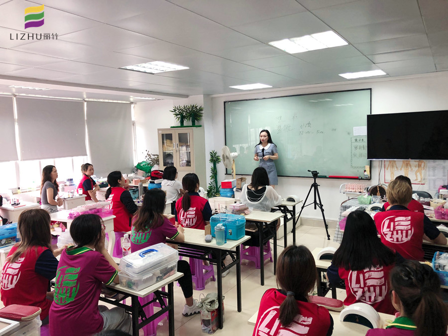 南寧學(xué)美甲好就業(yè)嗎？看看我們翌航美甲店就業(yè)專場吧