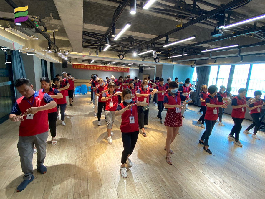 廣西專業(yè)美發(fā)學(xué)校教你女士剪發(fā)手法