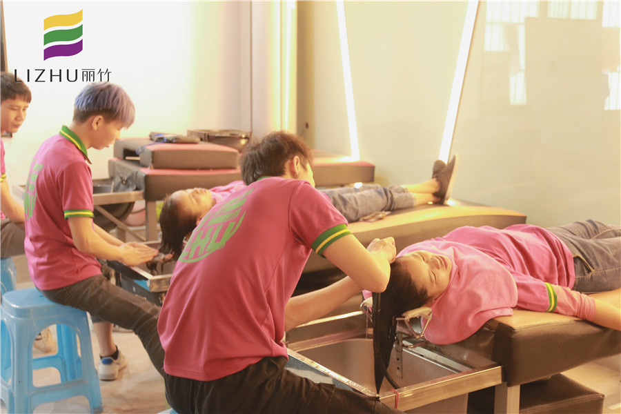 南寧哪里可以學(xué)美發(fā)？看看麗竹學(xué)校洗護就知道