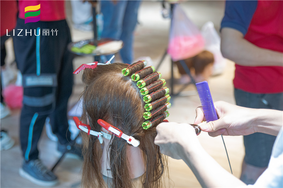 國際標準杠怎么上？快來廣西美發(fā)培訓班學習下