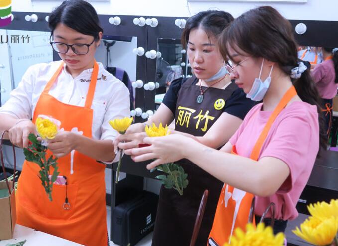 插花如何進(jìn)行色彩搭配？南寧花藝培訓(xùn)班來(lái)教你