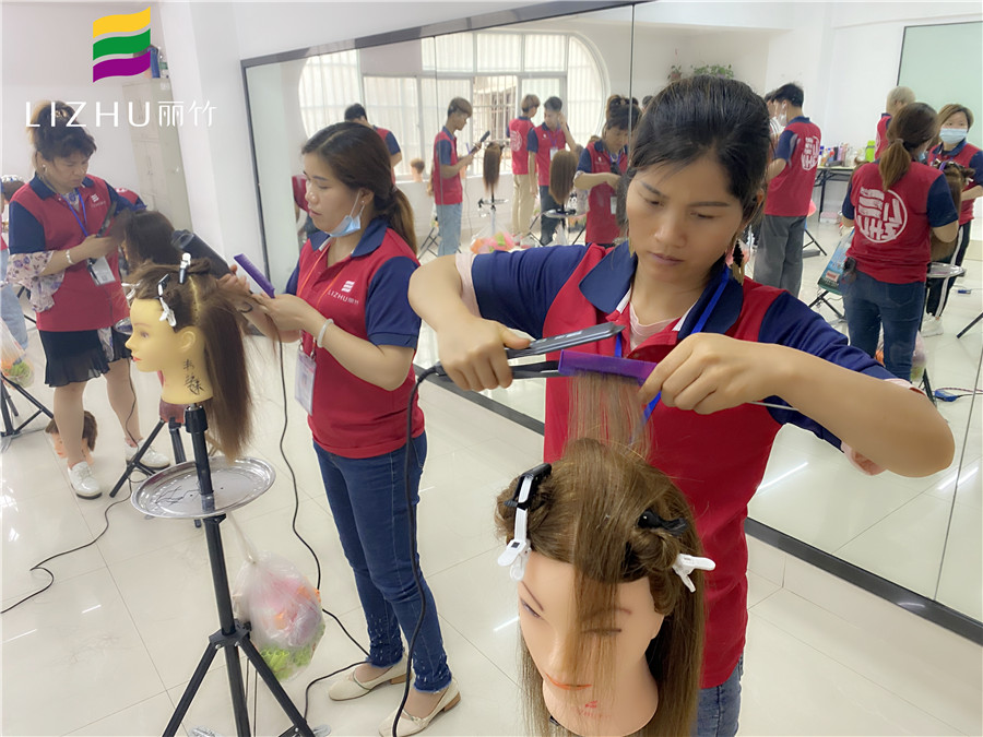 南寧美發(fā)學校教你直板夾的使用方法