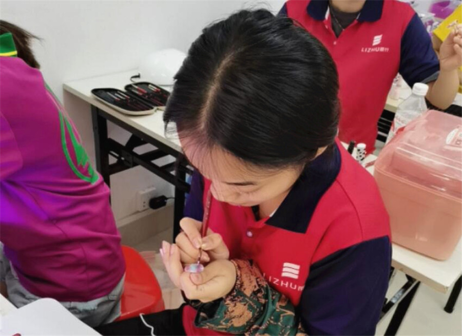 喜歡美甲，是因?yàn)樗娜f種風(fēng)情