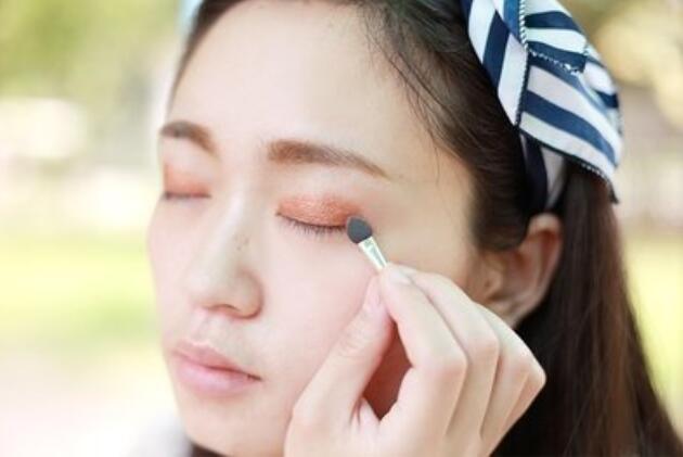 快和廣西化妝培訓(xùn)班學(xué)夏日清爽眼妝的畫法