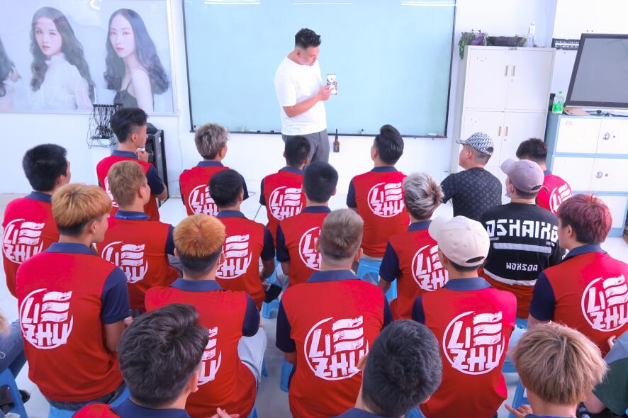 南寧學(xué)美發(fā)有前途嗎？選對(duì)美發(fā)培訓(xùn)學(xué)校很重要