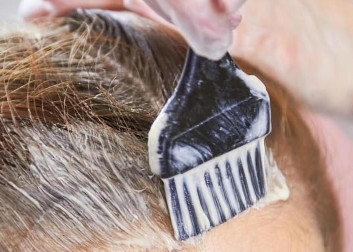 染發(fā)的時(shí)候頭皮痛？南寧技術(shù)好的美發(fā)學(xué)校來(lái)解答