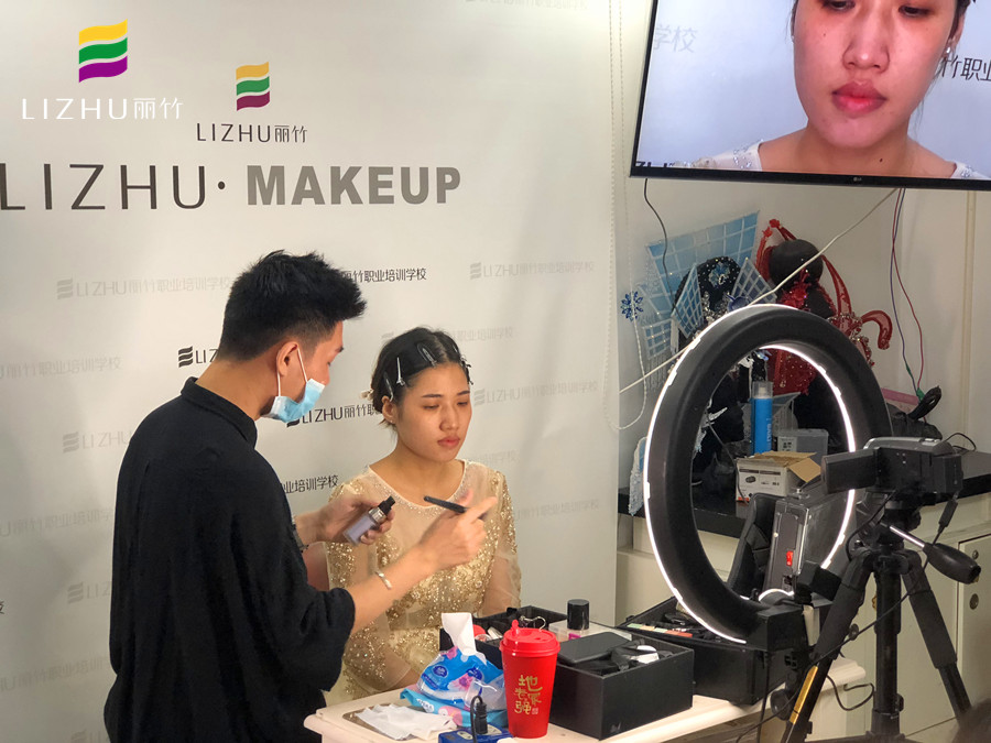 麗竹化妝學(xué)校提示：愛化妝的你必須要知道！