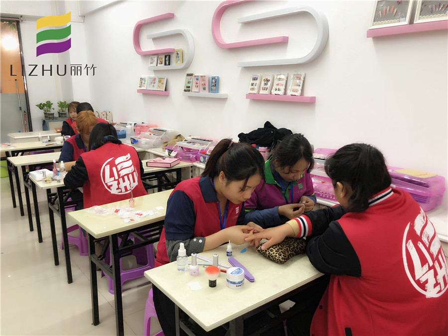 廣西美甲師培訓(xùn)班：美甲這樣做才顯手長