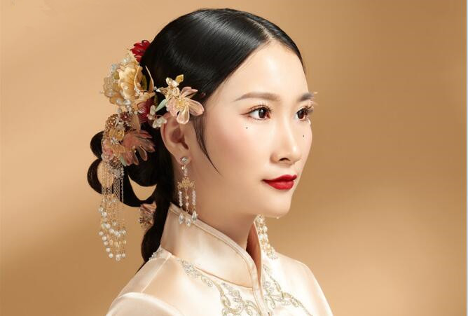 簡約秀禾新娘造型，看南寧化妝學(xué)校哪家有實(shí)力