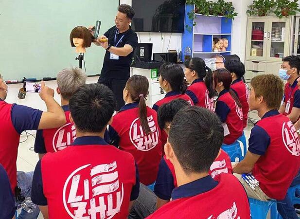 怎么剪平劉海？南寧專業(yè)美發(fā)學(xué)校課堂實操