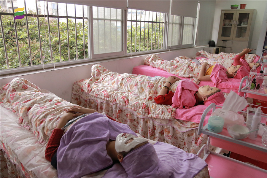 秋季如何補(bǔ)水保濕？廣西美容培訓(xùn)班教你專業(yè)手法