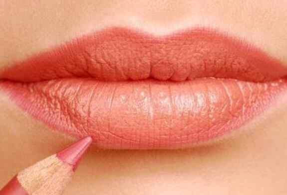 學(xué)畫唇線的方法，就知道廣西化妝學(xué)校哪家正規(guī)