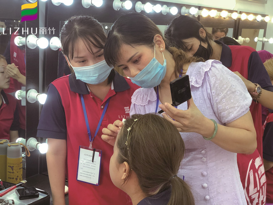 秋季化妝起皮怎么辦？廣西彩妝造型學(xué)校幫你想辦法