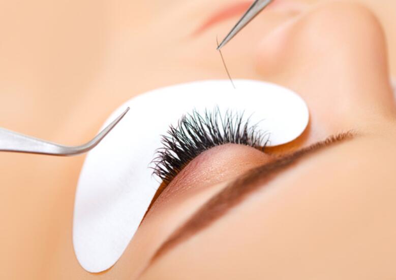 接睫毛如何防止過敏？南寧美甲美睫培訓(xùn)班告訴你