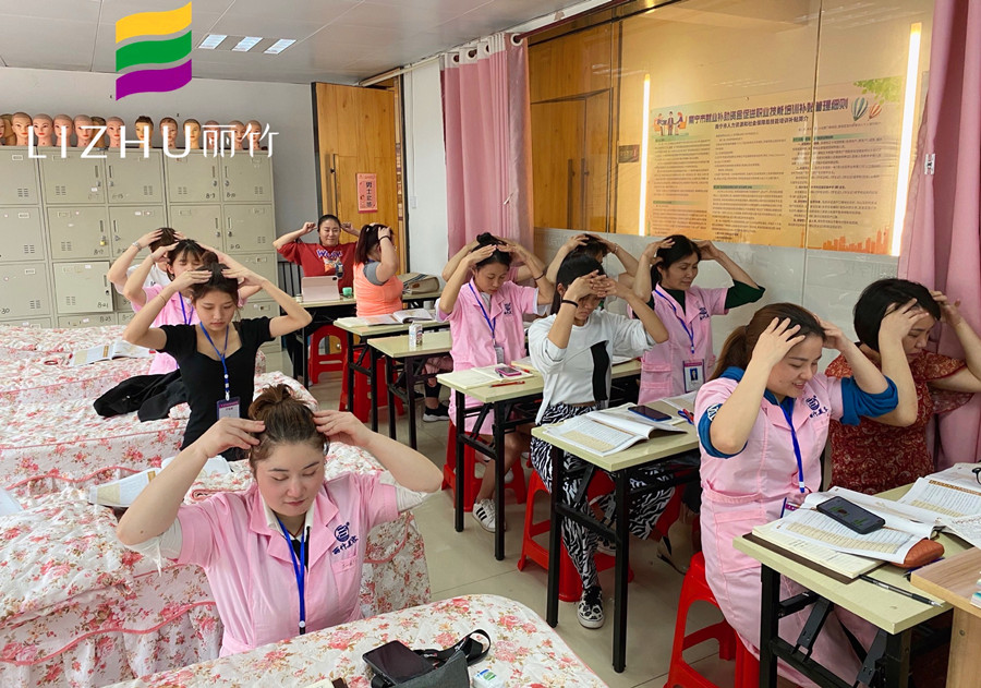 美容學(xué)員如何練習(xí)手法？廣西專業(yè)美容培訓(xùn)給你示范