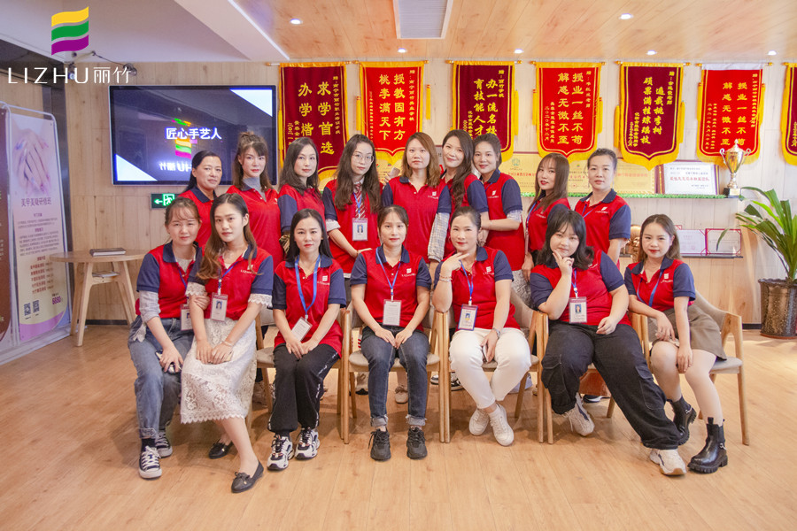 滿滿的畢業(yè)祝福，送給廣西專業(yè)化妝培訓學校